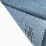 Échantillon de tissu bleu clair avec des instructions de lavage imprimées, idéal pour la confection de vêtements et d'accessoires. Couleur attrayante et moderne adaptée à divers projets de couture et de décoration intérieure.