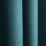 Rideau élégant bleu, parfait pour ajouter une touche de sophistication à votre intérieur. Solution idéale pour préserver l'intimité tout en apportant une ambiance chaleureuse et accueillante dans votre salon ou chambre. Accessoire décoratif moderne et chic, facile à intégrer dans divers styles de décoration.