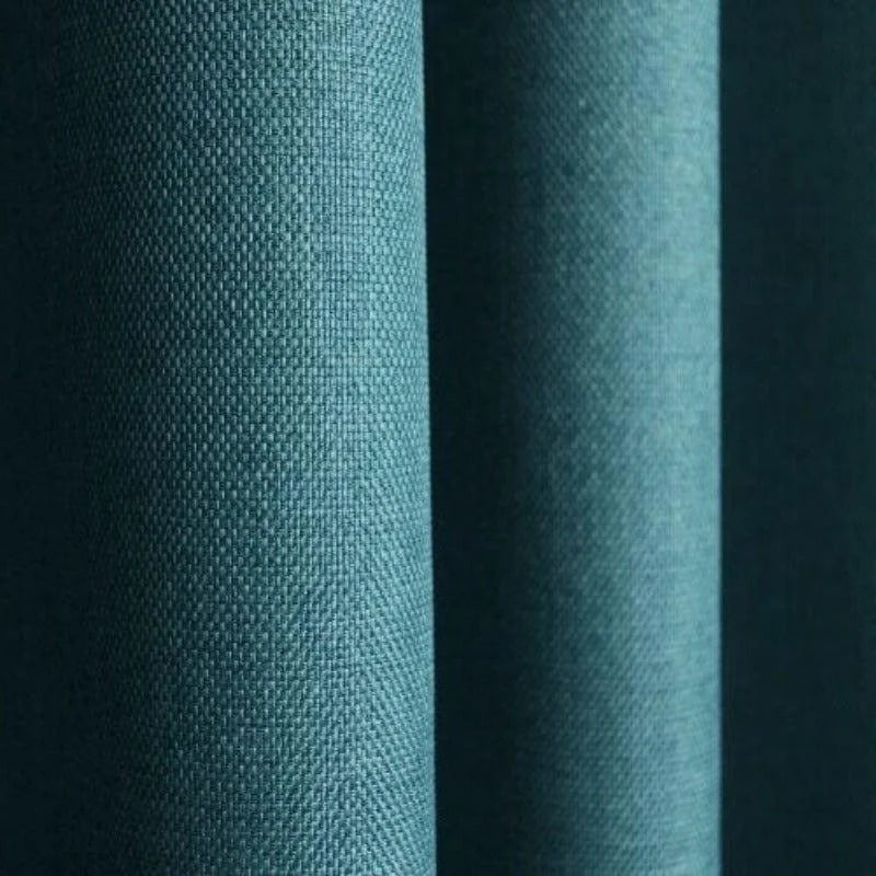 Rideau élégant bleu, parfait pour ajouter une touche de sophistication à votre intérieur. Solution idéale pour préserver l'intimité tout en apportant une ambiance chaleureuse et accueillante dans votre salon ou chambre. Accessoire décoratif moderne et chic, facile à intégrer dans divers styles de décoration.