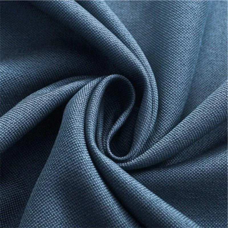 Texture de tissu bleu, gros plan sur un textile élégant et raffiné, parfait pour la confection de vêtements sophistiqués et de décoration intérieure. Idéal pour des projets de couture ou de design d'intérieur, cette image met en valeur la finesse du tissage et la profondeur de la couleur.