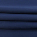 Tissu bleu marine plissé pour vêtements élégants et modernes, idéal pour la confection de vêtements sur mesure, avec une couleur riche et profonde qui s'harmonise avec toutes les saisons. Parfait pour designers et couturiers cherchant un textile polyvalent et sophistiqué.