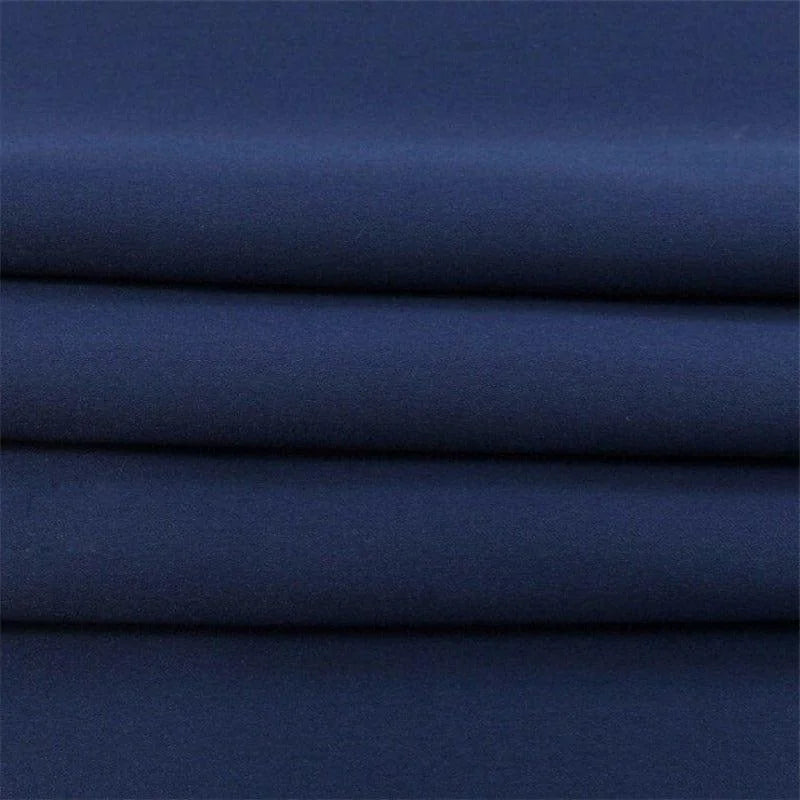 Tissu bleu marine plissé pour vêtements élégants et modernes, idéal pour la confection de vêtements sur mesure, avec une couleur riche et profonde qui s'harmonise avec toutes les saisons. Parfait pour designers et couturiers cherchant un textile polyvalent et sophistiqué.
