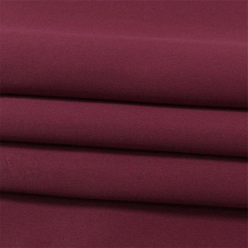 Image d'un tissu de couleur bordeaux, idéal pour des créations textiles élégantes et modernes. Ce matériau offre une couleur riche et profonde, parfaite pour des projets de décoration intérieure ou de confection vestimentaire. Sa teinte bordeaux s'harmonise facilement avec divers styles et s'intègre parfaitement dans des ambiances chaleureuses et sophistiquées.