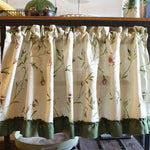 Jolie jupe de meuble avec motif floral, alliant élégance et simplicité, idéale pour ajouter une touche rustique à votre cuisine ou salon. Dotée d'un design raffiné avec fleurs et feuillage, elle sublime l'esthétique intérieure tout en cachant habilement le contenu des étagères. Accessoire décoratif parfait pour harmoniser votre espace de vie.