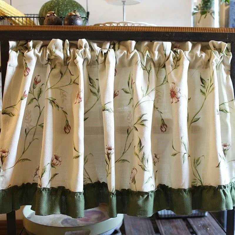 Jolie jupe de meuble avec motif floral, alliant élégance et simplicité, idéale pour ajouter une touche rustique à votre cuisine ou salon. Dotée d'un design raffiné avec fleurs et feuillage, elle sublime l'esthétique intérieure tout en cachant habilement le contenu des étagères. Accessoire décoratif parfait pour harmoniser votre espace de vie.