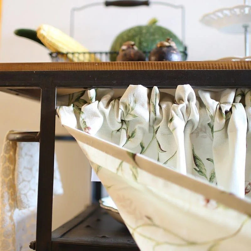 Rideau à motif floral pour étagère de cuisine, ajoutant une touche décorative et fonctionnelle à votre intérieur. Idéal pour cacher le rangement sous les meubles tout en embellissant l'espace avec son design élégant. Parfait pour une cuisine organisée et esthétiquement plaisante.