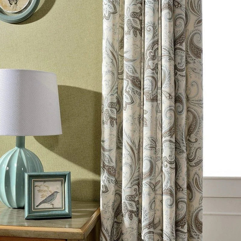 Rideau élégant au motif paisley dans un salon moderne. Déco intérieure avec un abat-jour bleu pastel et un tableau artistique d'oiseau sur une table. Convient pour ajouter une touche chic et sophistiquée à votre espace de vie. Parfait pour harmoniser la décoration intérieure avec des motifs intemporels et élégants.