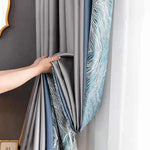 Rideau élégant gris avec doublure décorative bleu à motifs ondulés, idéal pour ajouter une touche moderne et sophistiquée à votre salon ou chambre. Facile à installer, ce rideau offre un excellent contrôle de la lumière tout en apportant une ambiance chaleureuse à votre intérieur. Parfait pour ceux qui cherchent à marier style contemporain et confort dans leur aménagement.