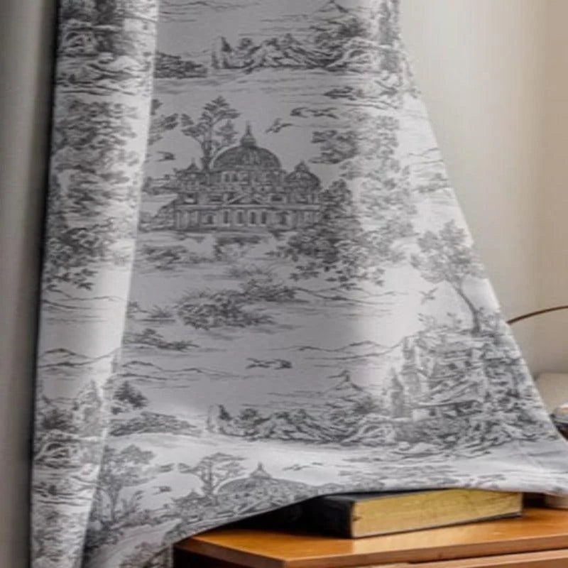Rideau élégant au motif toile de Jouy gris, idéal pour ajouter une touche de charme intemporel à votre intérieur. Ce rideau, avec ses détails artistiques de paysages historiques, s'intègre parfaitement dans un salon classique ou une chambre rustique. Accessoire de décoration parfait pour créer une ambiance chic et raffinée.