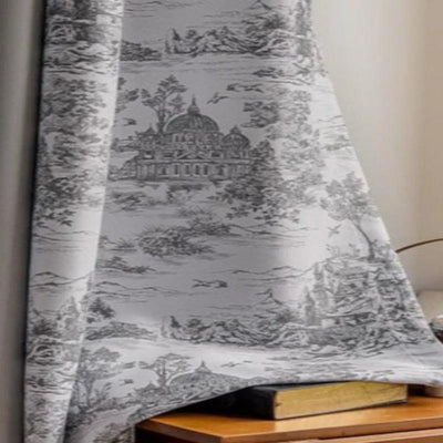 Rideau élégant au motif toile de Jouy gris, idéal pour ajouter une touche de charme intemporel à votre intérieur. Ce rideau, avec ses détails artistiques de paysages historiques, s'intègre parfaitement dans un salon classique ou une chambre rustique. Accessoire de décoration parfait pour créer une ambiance chic et raffinée.