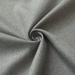 Texture de tissu gris élégant avec un motif tissé en gros plan, idéal pour la décoration intérieure et la confection de vêtements. Ce tissu versatile se prête parfaitement à la création de rideaux, housses de coussin ou vêtements à la mode.