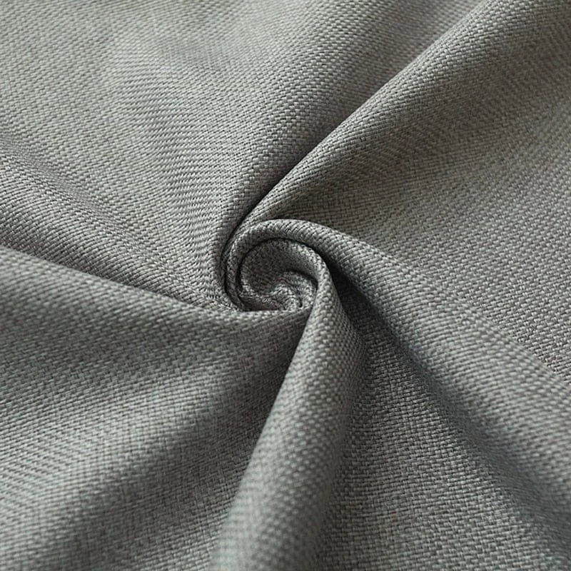 Texture de tissu gris élégant avec un motif tissé en gros plan, idéal pour la décoration intérieure et la confection de vêtements. Ce tissu versatile se prête parfaitement à la création de rideaux, housses de coussin ou vêtements à la mode.