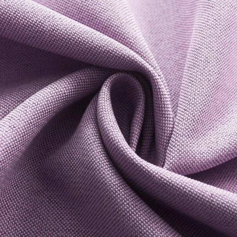 Image montrant un tissu violet élégamment drapé, idéal pour la confection de vêtements tendance ou de décoration intérieure. Parfait pour apporter une touche de couleur sophistiquée à n'importe quel projet créatif.