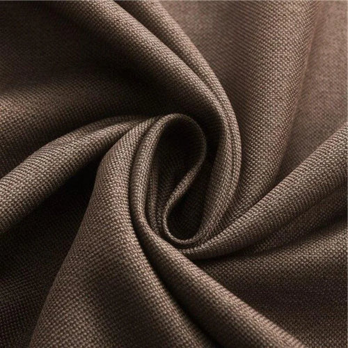 Plan rapproché d'un tissu brun élégant avec un motif tissé serré, idéal pour la confection de vêtements ou la décoration intérieure. Ce textile raffiné se distingue par sa texture et sa douceur, offrant un style sophistiqué et intemporel. Parfait pour les amateurs de mode et de design recherchant une qualité supérieure.