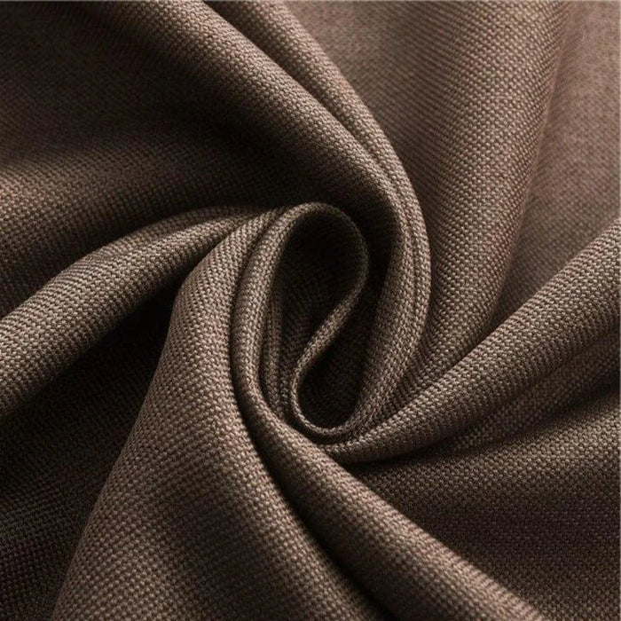 Plan rapproché d'un tissu brun élégant avec un motif tissé serré, idéal pour la confection de vêtements ou la décoration intérieure. Ce textile raffiné se distingue par sa texture et sa douceur, offrant un style sophistiqué et intemporel. Parfait pour les amateurs de mode et de design recherchant une qualité supérieure.