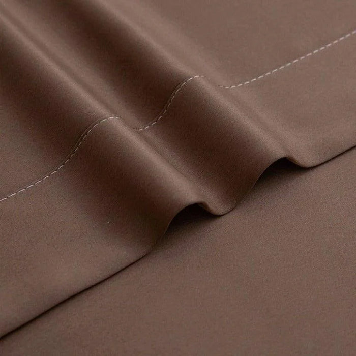 Drap plat couleur marron avec une finition soignée et des coutures élégantes. Idéal pour apporter une touche de sophistication à votre chambre à coucher. Accessoire de literie essentiel pour un confort optimal.
