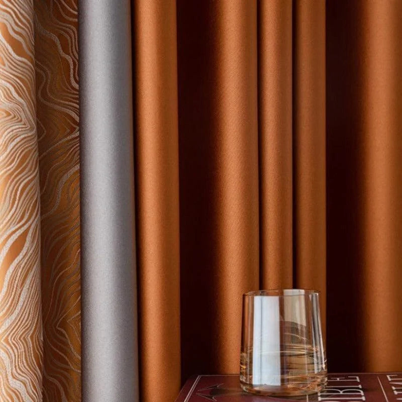 Rideaux contemporains aux tons chauds et designs élégants avec motifs géométriques, parfaits pour une décoration intérieure moderne. Ces rideaux apportent à la fois style et sophistication à votre espace de vie, tout en ajoutant une touche chaleureuse avec leur coloris orange foncé et beige. Le design simple mais impactant s'harmonise avec divers styles d'aménagement intérieur pour un effet accueillant et chic.