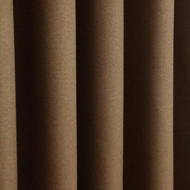 Rideau marron pour intérieur moderne, idéal pour ajouter une touche élégante et chaleureuse à votre salon ou chambre. Accessoire de décoration polyvalent, parfait pour filtrer la lumière et préserver l'intimité.