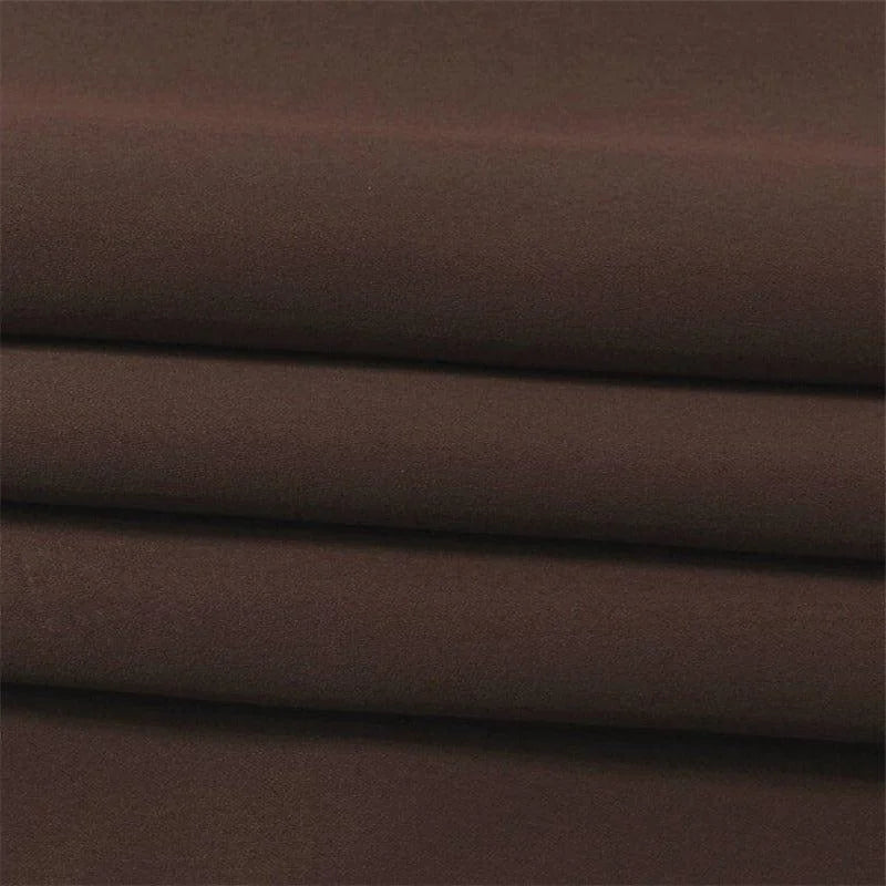 Image d'un tissu brun plié, idéal pour la confection de vêtements et d'accessoires textiles. Parfait pour des projets créatifs ou des usages décoratifs, offrant une jolie teinte de marron.
