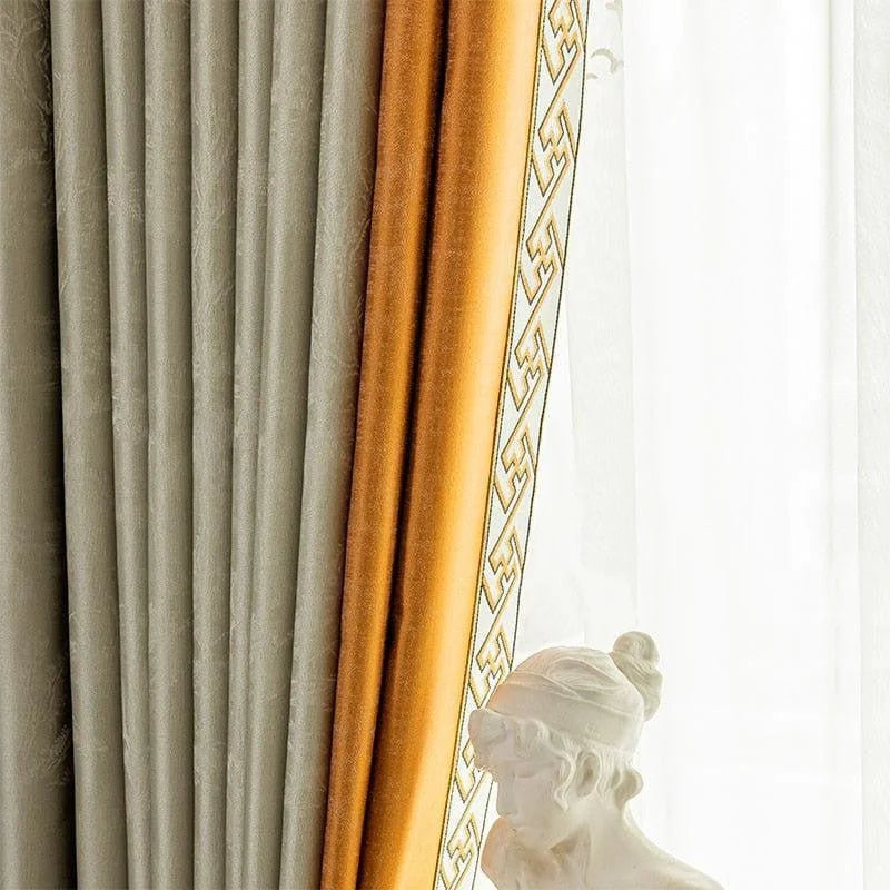 Rideaux élégants en tissu uni et doré avec motif géométrique, idéal pour un salon raffiné. Accessoirisez votre intérieur avec ce design exclusif qui allie sophistication et modernité, tout en apportant une touche de chaleur et de lumière naturelle. Parfait pour créer une ambiance accueillante et prestigieuse.