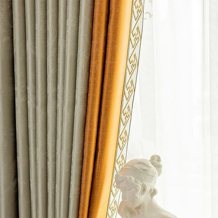 Rideaux élégants en tissu uni et doré avec motif géométrique, idéal pour un salon raffiné. Accessoirisez votre intérieur avec ce design exclusif qui allie sophistication et modernité, tout en apportant une touche de chaleur et de lumière naturelle. Parfait pour créer une ambiance accueillante et prestigieuse.