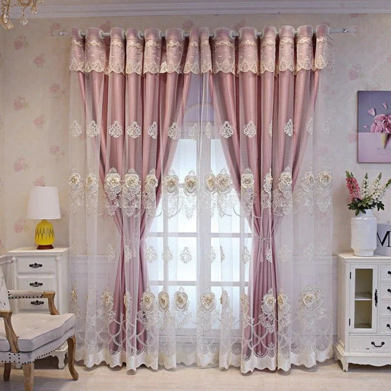 Jolies doubles rideaux élégants roses ornés de motifs floraux délicats, parfaits pour embellir un salon ou une chambre avec une touche romantique. Ces rideaux apportent charme et sophistication à votre intérieur, tout en diffusant la lumière avec élégance. Idéal pour une décoration raffinée et harmonieuse, accentuant le style classique et charmant de votre espace de vie.