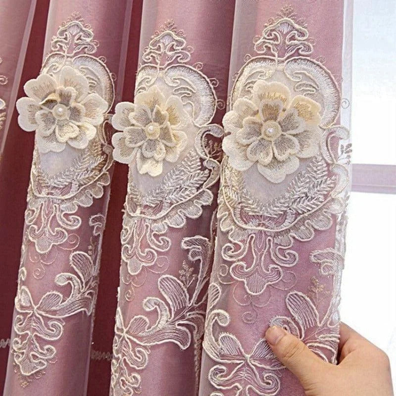 Rideau élégant rose avec broderie florale et détails décoratifs, idéal pour embellir un salon ou une chambre tout en ajoutant une touche raffinée à votre décor intérieur. Motifs floraux délicats et décoratifs, parfaits pour une ambiance chic et sophistiquée.