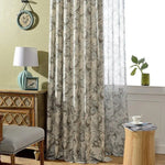 Rideaux élégants avec motifs floraux ajoutant une touche chic à votre décoration intérieure. Idéal pour créer une ambiance chaleureuse et sophistiquée dans votre salon ou chambre à coucher. Accessoire parfait pour filtrer la lumière tout en embellissant votre espace de vie.