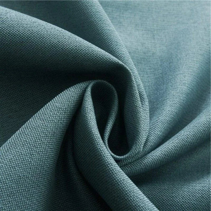 Tissu bleu élégant en gros plan, idéal pour des projets de décoration intérieure ou de confection. Texture raffinée et pliage sophistiqué pour une finition parfaite dans vos créations.