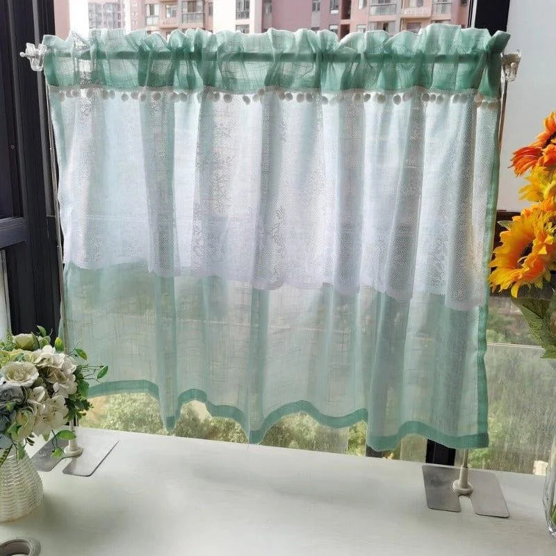 Voilage de fenêtre élégant, idéal pour apporter une touche de fraîcheur et de luminosité à votre cuisine ou salon. De couleur douce, il est orné d'une bande décorative avec des détails délicats qui ajoutent une note de sophistication. Facile à installer, ce rideau sublimera votre intérieur tout en préservant votre intimité. Parfait pour les espaces modernes ou classiques, il est un choix esthétique pour embellir les ouvertures de vos pièces.