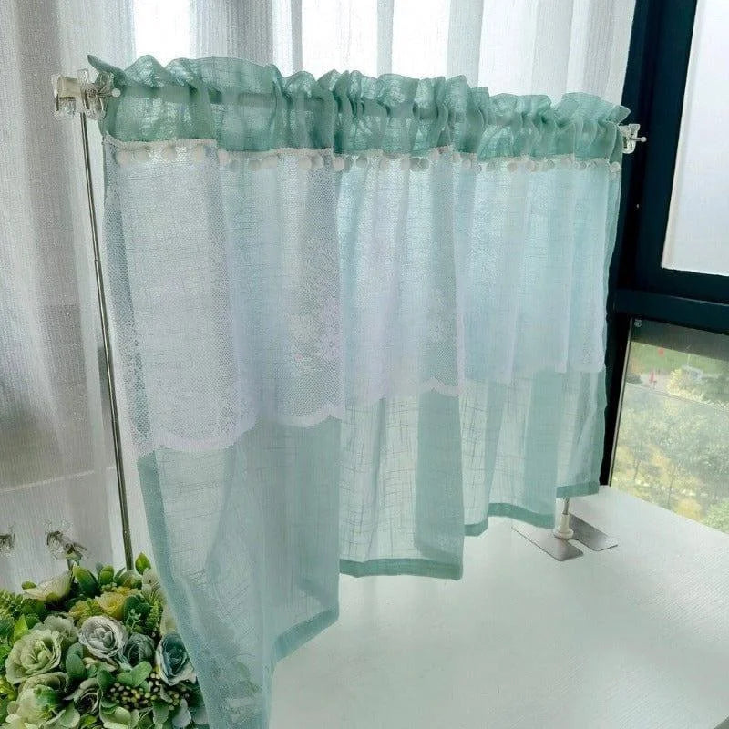 Rideau de cuisine élégant avec bordure blanche, parfait pour ajouter une touche de fraîcheur à votre intérieur. Idéal pour laisser passer la lumière tout en préservant l'intimité. Installation facile sur tringle, adaptable à diverses dimensions de fenêtres. Accessoire décoratif qui complète harmonieusement la décoration d'une pièce lumineuse.