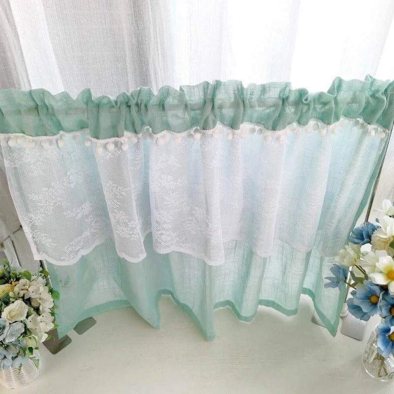 Rideau de cuisine élégant avec bordure en dentelle blanche et pompons, parfait pour ajouter une touche de charme à votre décoration intérieure. Ce rideau aux teintes délicates de vert menthe apporte luminosité et fraîcheur, idéal pour créer une ambiance accueillante dans votre cuisine. Accompagnez-le de fleurs pour un ensemble harmonieux et raffiné.