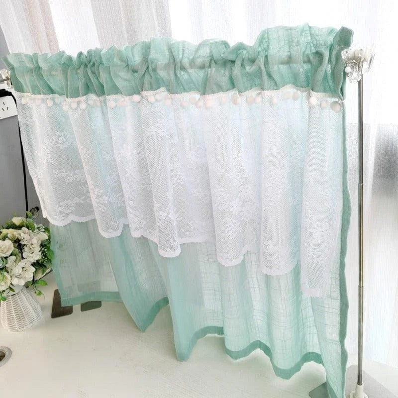 Rideau décoratif pour fenêtre de cuisine avec motifs élégants en dentelle, teinte douce vert menthe. Idéal pour ajouter une touche de charme à votre intérieur. Convient parfaitement aux espaces lumineux et modernes. Accessoire essentiel pour une décoration de maison raffinée.
