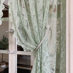 Rideau élégant vert pâle à motifs floraux pour salon. Ideal pour ajouter une touche de sophistication à votre intérieur. Ce rideau laisse passer doucement la lumière tout en préservant l’intimité. Accessoire parfait pour décorer votre maison avec style et charme.