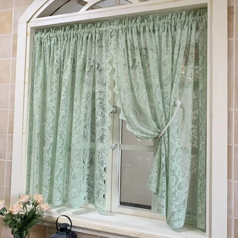 Rideaux élégants pour fenêtre, couleur pastel avec motif décoratif, parfaits pour ajouter une touche de charme à votre intérieur. Idéal pour la cuisine ou la salle de séjour. Invitation à la lumière naturelle tout en préservant l'intimité. Accessoire déco essentiel pour un intérieur raffiné.