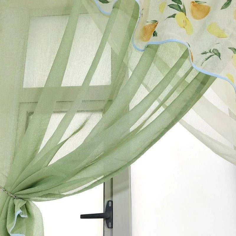 Rideau lumineux vert avec imprimé fruité, parfait pour égayer une pièce. Ce voilage apporte une touche de fraîcheur et de couleur naturelle grâce à ses motifs de fruits, idéal pour un intérieur moderne et chaleureux. Ajoutez du style et de la légèreté à votre décoration avec cet accessoire charmant et pratique.