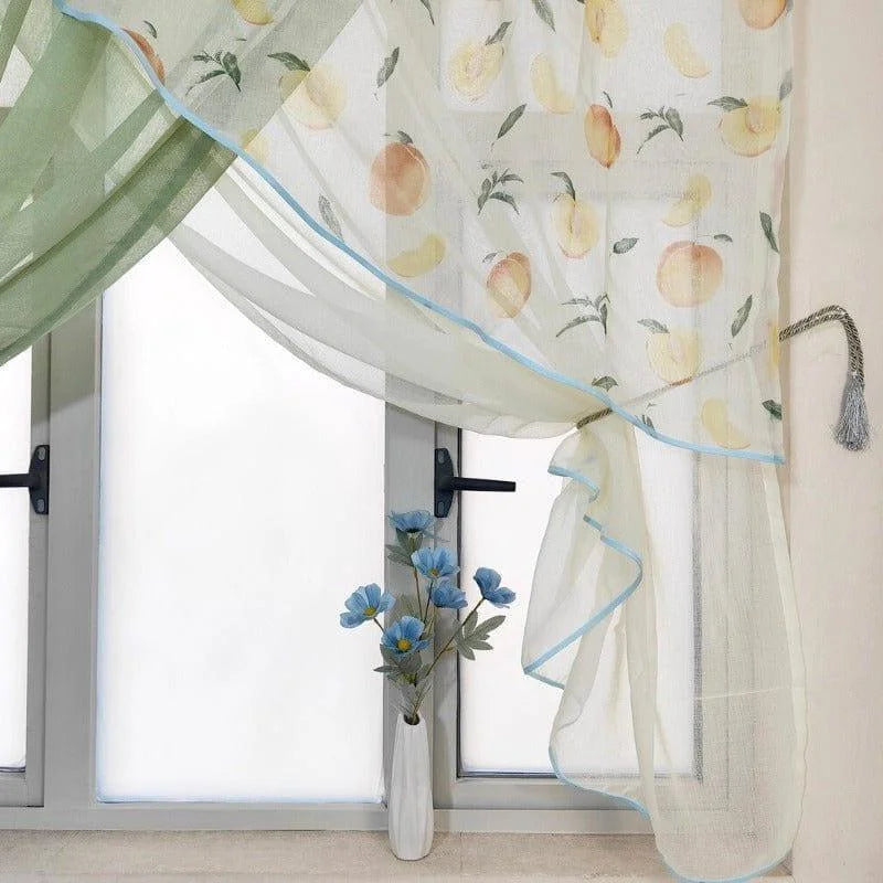 Voilage de fenêtre élégant avec motif fruité coloré, idéal pour illuminer et décorer votre intérieur. Parfait pour une ambiance fraîche et naturelle, ce rideau stylé transforme votre espace de vie en un havre de paix. Accessoirisé avec un vase de fleurs bleues, il rehausse l'esthétique de votre pièce. Facile à installer, il s'adapte à toutes les fenêtres modernes.