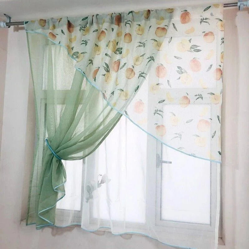 Rideau décoratif pour fenêtre avec motif de fruits et ton vert, idéal pour ajouter une touche fraîche et naturelle à votre intérieur. Parfait pour la cuisine ou le salon, ce rideau fruité embellit la pièce tout en laissant passer la lumière. Design élégant et moderne pour une décoration originale.