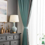 Rideaux élégants de couleur turquoise, idéal pour ajouter une touche de sophistication à votre salon. L'intérieur présente une ambiance chic avec une commode noire classique, des accessoires décoratifs en or et une lampe de table assortie. Cette image met en valeur comment ces éléments décoratifs créent une atmosphère harmonieuse et accueillante. Parfait pour ceux qui recherchent des idées de décoration intérieure modernes et raffinées.