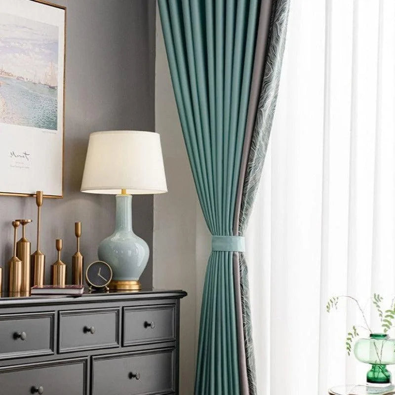 Rideaux élégants de couleur turquoise, idéal pour ajouter une touche de sophistication à votre salon. L'intérieur présente une ambiance chic avec une commode noire classique, des accessoires décoratifs en or et une lampe de table assortie. Cette image met en valeur comment ces éléments décoratifs créent une atmosphère harmonieuse et accueillante. Parfait pour ceux qui recherchent des idées de décoration intérieure modernes et raffinées.