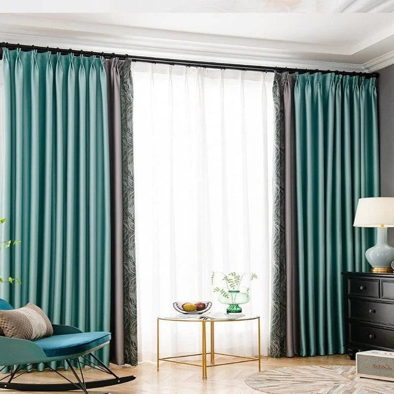 Rideaux modernes turquoise et gris dans un salon élégant avec un fauteuil confortable, une table basse en verre et un lampadaire raffiné. Idéal pour ajouter une touche de sophistication à votre intérieur tout en contrôlant la luminosité. Transformez votre espace de vie avec ces rideaux chic et contemporains.