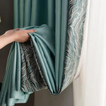 Rideau moderne vert émeraude avec motif à rayures ondulées, parfait pour ajouter une touche élégante à votre intérieur. Design contemporain idéal pour le salon ou la chambre, combinant style et fonctionnalité. Cette tenture offre une ambiance apaisante et une décoration raffinée à votre espace de vie.
