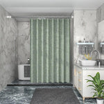 Rideau de douche vert moderne dans une salle de bain élégante. Design sophistiqué s'harmonisant avec un décor en marbre. Espace contemporain idéal pour des ambiances relaxantes. Accessoire indispensable pour une salle de bain tendance.