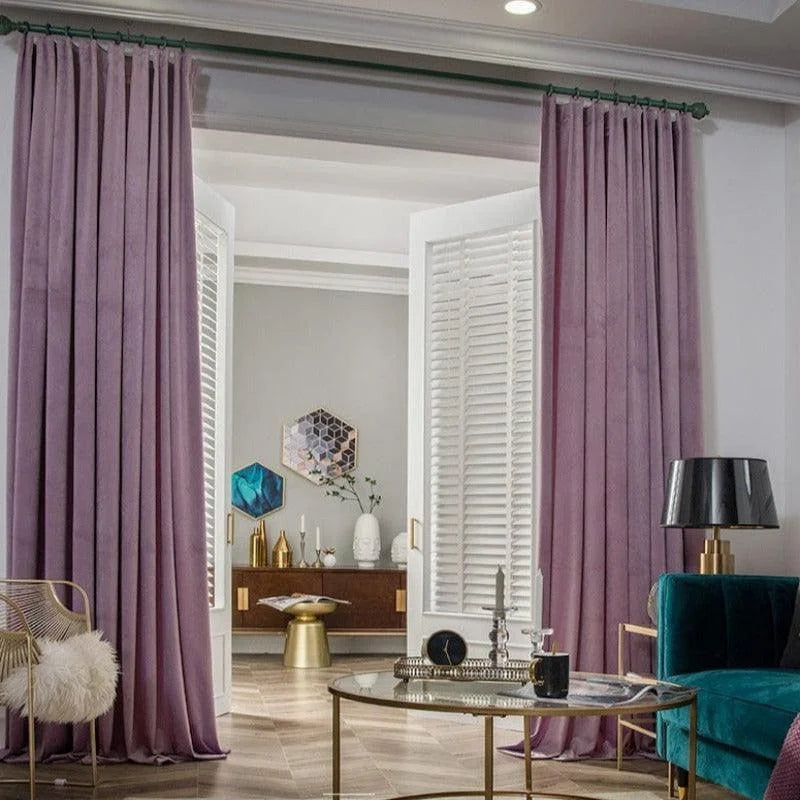 Rideaux élégants de couleur violet doux dans un salon moderne avec décorations dorées et mobilier chic. Idéal pour ajouter une touche de sophistication et de couleur à votre intérieur.