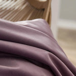 Plaid violet élégant et doux pour décoration intérieure, idéal pour apporter une touche de couleur et de confort à votre salon ou chambre à coucher. Ce plaid offre une ambiance chaleureuse et réconfortante, parfait pour se relaxer. Style moderne et tendance pour un espace accueillant et sophistiqué.