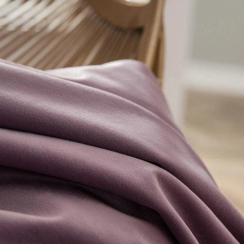 Plaid violet élégant et doux pour décoration intérieure, idéal pour apporter une touche de couleur et de confort à votre salon ou chambre à coucher. Ce plaid offre une ambiance chaleureuse et réconfortante, parfait pour se relaxer. Style moderne et tendance pour un espace accueillant et sophistiqué.