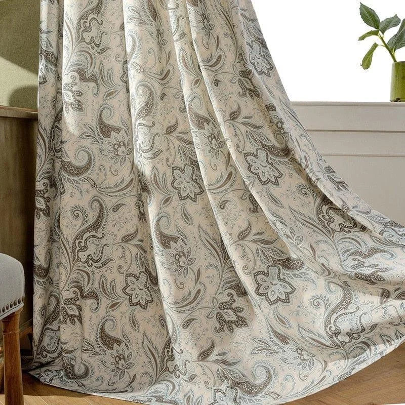 Rideau élégant avec motifs floraux paisley, idéal pour ajouter une touche raffinée à votre intérieur. Parfait pour les salons ou chambres à coucher. Style classique et intemporel.