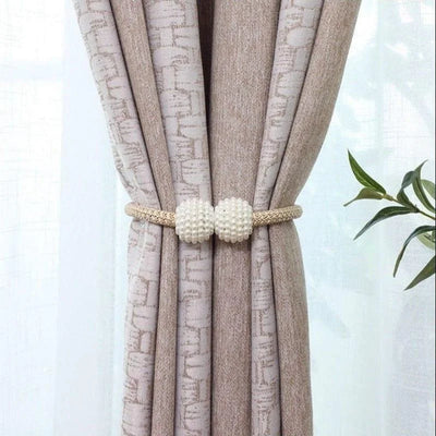 Un élégant rideau beige avec motif discret, idéal pour apporter sophistication et chaleur à votre intérieur. Accompagné d'un embrasse en perles, cet accessoire ajoute une touche de raffinement. Parfait pour le salon, la chambre ou toute autre pièce nécessitant une ambiance chaleureuse et accueillante.