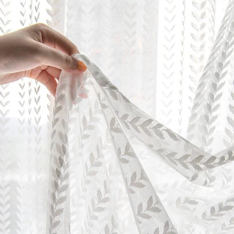 Voilage blanc avec motif élégant, idéal pour sublimer votre intérieur. Ce rideau léger permet de filtrer doucement la lumière, créant une ambiance chaleureuse et accueillante dans votre salon ou chambre. Parfait pour ajouter une touche de sophistication à votre décoration intérieure.