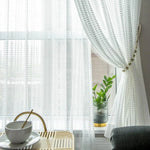 Rideaux blancs élégants avec motif à chevrons, idéal pour illuminer le salon tout en ajoutant une touche de sophistication. Parfait pour créer une ambiance chaleureuse, ces rideaux permettent de filtrer la lumière tout en offrant une vue dégagée sur l'extérieur. Accessoire décoratif incontournable pour un intérieur moderne et accueillant.